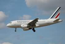 Air France A 318-111 F-GUGG bei der Landung in Frankfurt am Main am 16.08.2012