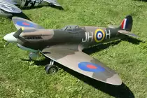 JH-H ADI 40, Spitfire Mk I (Forces francaise libres), 40-Jahre Jubil�ums-Airmeeting des DMFV (Deutscher Modellflieger Verband) auf dem Flugplatz der Fa.  GROB AIRCRAFT  am 07.07.2012 

