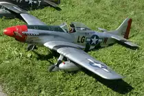 LG-W 412, North American  P-51 B Mustang, 40-Jahre Jubil�ums-Airmeeting des DMFV (Deutscher Modellflieger Verband) auf dem Flugplatz der Fa.  GROB AIRCRAFT  am 07.07.2012 