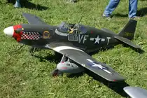 VF-T 36913, North American  P-51 B Mustang , 40-Jahre Jubil�ums-Airmeeting des DMFV (Deutscher Modellflieger Verband) auf dem Flugplatz der Fa.  GROB AIRCRAFT  am 07.07.2012 