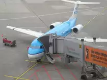 Fokker 70  KLM Cityhopper  PH-KZB  03.02.2012  Flughafen D�sseldorf (DUS)  KL 1858
beim Boarding nach Amsterdam