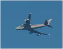 Cargolux 747-400 Italia, Kennung LX-KCV, aufgenommen am 05.03.2012 �ber Luxemburg. Die Streifen an der Flugzeugseite sind nicht in den luxemburgischen Flaggenfarben blau/wei�/rot, sondern bestehen aus den italienischen Flaggenfarben gr�n/wei�/rot.