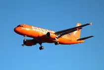 Easyjet A 320-214 G-EZUI bei der Landung in Berlin-Sch�nefeld am 13.10.2012