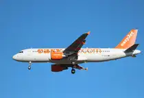 Easyjet A 320-214 G-EZUK bei der Landung in Berlin-Sch�nefeld am 13.10.2012