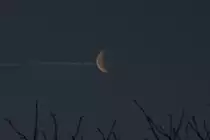 In den fr�hen Morgenstunden zieht ein Flugzeug seinen Kondensstreifen �ber den abnehmenden Halbmond. - 06.03.2013
