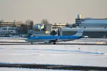 KLM-Cityhopper Embraer 190LR PH-EZE nach der Landung in Hamburg Fuhlsb�ttel am 12.03.13