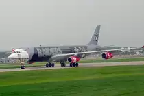 Air Asia X Airbus 340, 9M-XAC, in den Farben der Oakland Raiders in Steansted, 6.9.10