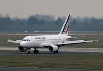 Air France A 318-111 F-GUGM bei der Ankunft in Dsseldorf am 11.03.2013