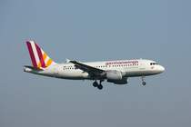 Airbus A319 (Germanwings, D-AKNM) bei der Landung in Dresden. Fotografiert am 19.06.2013. 