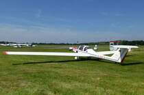 Motorsegler von Grob auf dem Weg zur Startbahn, Freiburg Juni 2013
