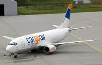 29.6.13 / Cargoair (EAT Leipzig) LZ-CGO steht auf dem Apron 1-Ost und wird gerade Gewaschen