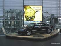 Auf der Abflugebene des Flughafen Dresden-Klotzsche wird ein VW Phaeton  aus der Gl�sernen Manufaktur pr�sentiert sowie f�r die Uhren-Edelschmiede A. Lange & S�hne in Glash�tte geworben, 2.11.2006
