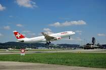 Swiss International Air Lines, HB-IQH, Airbus A330-223. Start um die Mittagszeit, da heben die meisten gro�en Maschinen ab, von der RWY 16 am 15.8.2006. Rechts im Hintergrund sieht man den Tower des Flughafens.