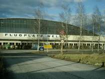 Als Welser habe ich nat�rlich die Pflicht, unseren Flugplatz hier zu vertreten; Hier ein Auszug aus Wikipedia:

Die Stadt besitzt mit dem Flugplatz Wels den seit 1972 mit 100 ha Fl�che gr��ten �ffentlichen Zivilflughafen Europas (ICAO-Code LOLW). Dort befindet sich der Welser Fliegerclub mit einer eigenen Flugschule sowie M�glichkeiten f�r Segel-, Modellflug und Fallschirmspr�nge.