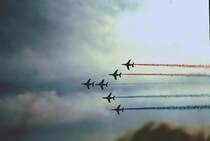 1988,  die vorletzte ILA in Hannover.
Eine Kunstflugstaffel der  Patrouille de France  �berfliegt uns mit ohrenbet�ubenden L�rm in ca. 50 m H�he. (Alpha Jet)
Von etwa 15 Aufnahmen, sind ganze drei vorzeigbar.
Trotz 1/1000 sec, mehr gab meine damalige Minolta XD7 nicht her,
alle verwackelt, oder verrissen!