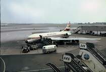 Flughafen Kopenhagen 1966.
Eine mir unbekannte Maschine, Boeing? MC Donell? Lockheed? auf dem Flugfeld der d�nischen Hauptstadt.
Ebenfalls die Betreiber-Gesellschaft  Sterling  war mir nicht bekannt. K�nnte vielleicht GB,oder Irland sein?