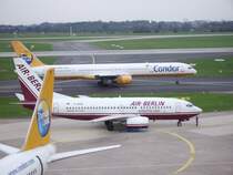 Boeing 757-300( Condor) und Boeing 737-700 ( Air Berlin) bereit zum Rollen Richtung Startbahn