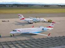 Rush Hour am Flughafen Linz. Nach einem sehr ruhigen Tag kommen jetzt wieder ein paar Linienflge an: Im Vordergrund sieht man einen Canadair Regional Jet 200 LR unserer Heimatfluggesellschaft Austrian Arrows (OE-LCO), kurz vor dem Flug nach Dsseldorf. Dahinter eine Dash 8 - Q300 derselben Fluggesellschaft (OE-LTN), die soeben aus Wien angekommen ist. Das soll es aber noch nicht gewesen sein: Lauda Air´s Boeing 737 - 800 (OE-LNK) aus Las Palmas befindet sich gerade im Anflug.