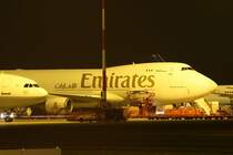 23.11.08 Durch das schlechte Wetter in Dsseldorf wurde dieser Jumbo nach Hamburg umgeleitet. Das einzigste was mich an dem Bild strt ist der Pfeiler, leider ging es nicht besser sie auf zu nehmen.