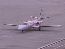 Nach dem Start Ryanairs nach London - Stansted bin ich wieder auf die Besucherterrasse gegangen und musste eine halbe Stunde auf das nchte  grere  Flugzeug warten. In der Zwischenzeit habe ich diese Cessna (OE-FHH) fotografiert.