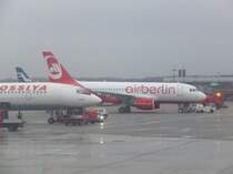 Das Flugfeld von Hamburg-Fuhlsbttel mit einer Tupolev Tu-154w der Rossiya und einem Airbus A 319 der AirBerlin am 19.11.2008.