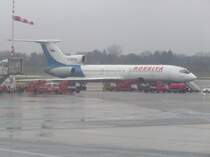 Eine Tupolew Tu-154w der Rossiya bei starkem Wind auf dem Hamburger Flughafen am 19.11.2008