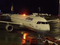 Airbus A 321-200  Gppingen  wird in Hamburg (HAM) aus der Parkposition geschoben. (20.11.2008)