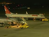 Ebenfalls ein besonderes Flugzeug: Die Boeing 737-800 (OE-LNQ) der Lauda Air.  Gregory Peck  ist soeben aus Las Palmas angekommen. Bin sogar einmal mit der Boeing von Teneriffa nach Linz geflogen.