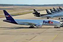 Frachterlinie in Köln-Bonn mit der B 777-FS2, N858FD, FedEx im Vordergrund - 02.02.2014