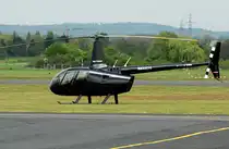 Robinson R 66 der Fa. Heli-Flight, N44829 in Bonn-Hangelar. Der R 66 ist fast baugleich mit dem R 44. Hauptunterschied ist die eingebaute Turbine, anstatt des Kolbentriebwerkes wie beim R 44. - 10.04.2014