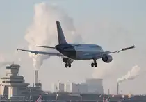 Brussels Airlines A 319-111 OO-SSA bei der Landung in Berlin-Tegel am 30.12.2013
