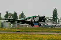 Die JU-52 / 3mg4e HB-HOP der Schweizer Ju-Air (Baujahr 1939) beim Start vom Flugplatz St.Gallen-Altenrhein zu einem Rundflug über den Bodensee; 03.05.2014