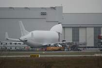 Ein Beluga wird beladen aufgenommen in Hamburg Finkenwerder am 09.12.08