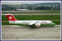 Swiss International Air Lines, HB-IYS, BAE Systems Avro 146-RJ 100. Werbung fr das Shopping Paradies am Flughafen Zrich. Eine sehr schne und auffllige Bemalung des  Jumbolinos . Im Hintergrund steht ein Airbus A340 von South African Airways. 6.9.2006.