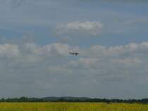 Ein Rosinenbomber setzt im Mai 2006 bei der ILA zur Landung in Schnefeld an.