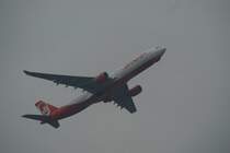 Ein Airbus A330 der Air Berlin nach seinem Start in Richtung Palma de Mallorca in Hamburg Fuhlsbttel am 14.12.08