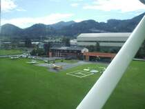 Flugplatzgebude vom Flugzeug aus.