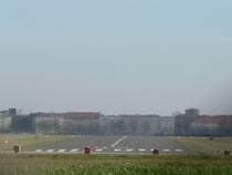 Mitten in der Stadt befindet sich der Flughafen Berlin Tempelhof. Er wird berwiegend von Geschftsleuten genutzt. Zur Zeit gibt es eine groe politische Diskussion, ob Tempelhof in Zusammenhang mit dem Bau des neuen Flughafens Berlin Schnefeld (BER, oft auch BBI genannt) geschlossen werden soll. 17.2.2007