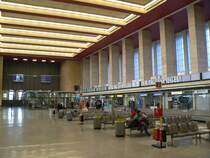 Die Empfangshalle des Flughafens Tempelhof an einem Samstag. Viele Leute schienen, so wie ich, einfach nur mal zum Gucken gekommen zu sein. 17.2.2007