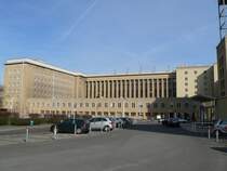 Das in den 30er Jahren erbaute Tempelhofer Flughafengebude war seinerzeit das flchenmig grte Gebude der Welt. Bei einer Stillegung von Tempelhof wrden diese Gebudekomplexe erhalten bleiben. Schon heute werden sie teilweise von Bundesbehrden oder auch dem LKA genutzt. 17.2.2007