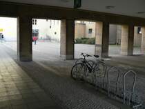 Einer der Zugnge zum Flughafengebude fhrt hier entlang. 17.2.2007