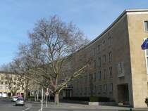 Das Flughafengebude ist auch zum Platz der Luftbrcke hin als halber Kreis ausgefhrt. 17.2.2007