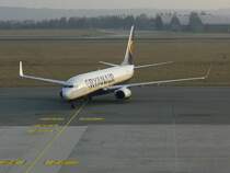 FR 1903 aus London - Stansted rollt zu Gate 11 in Linz