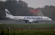Finnair ERJ-190-100LR OH-LKR kurz vor dem Start in Berlin-Tegel an einem sehr nebligen 18.10.2014