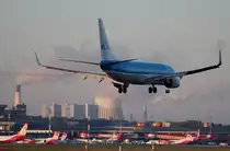 KLM B 737-8K2 PH-BXB bei der Landung in Berlin-Tegel am 19.10.2014