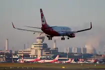 Air Berlin B 737-76J D-ABLD bei der Landung in Berlin-Tegel am 19.10.2014