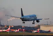 Nouvelair A 320-214 TS-INC bei der Landung in Berlin-Tegel am 19.10.2014