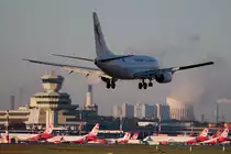 Tunisair B 737-6H3 TS-ION bei der Landung in Berlin-Tegel am 19.10.2014