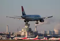 Air Serbia A 319-132 YU-API bei der Landung in Berlin-Tegel am 19.10.2014