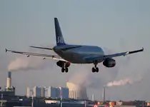 SAS A 319-132 OY-KBP bei der Landung in Berlin-Tegel am 19.10.2014
